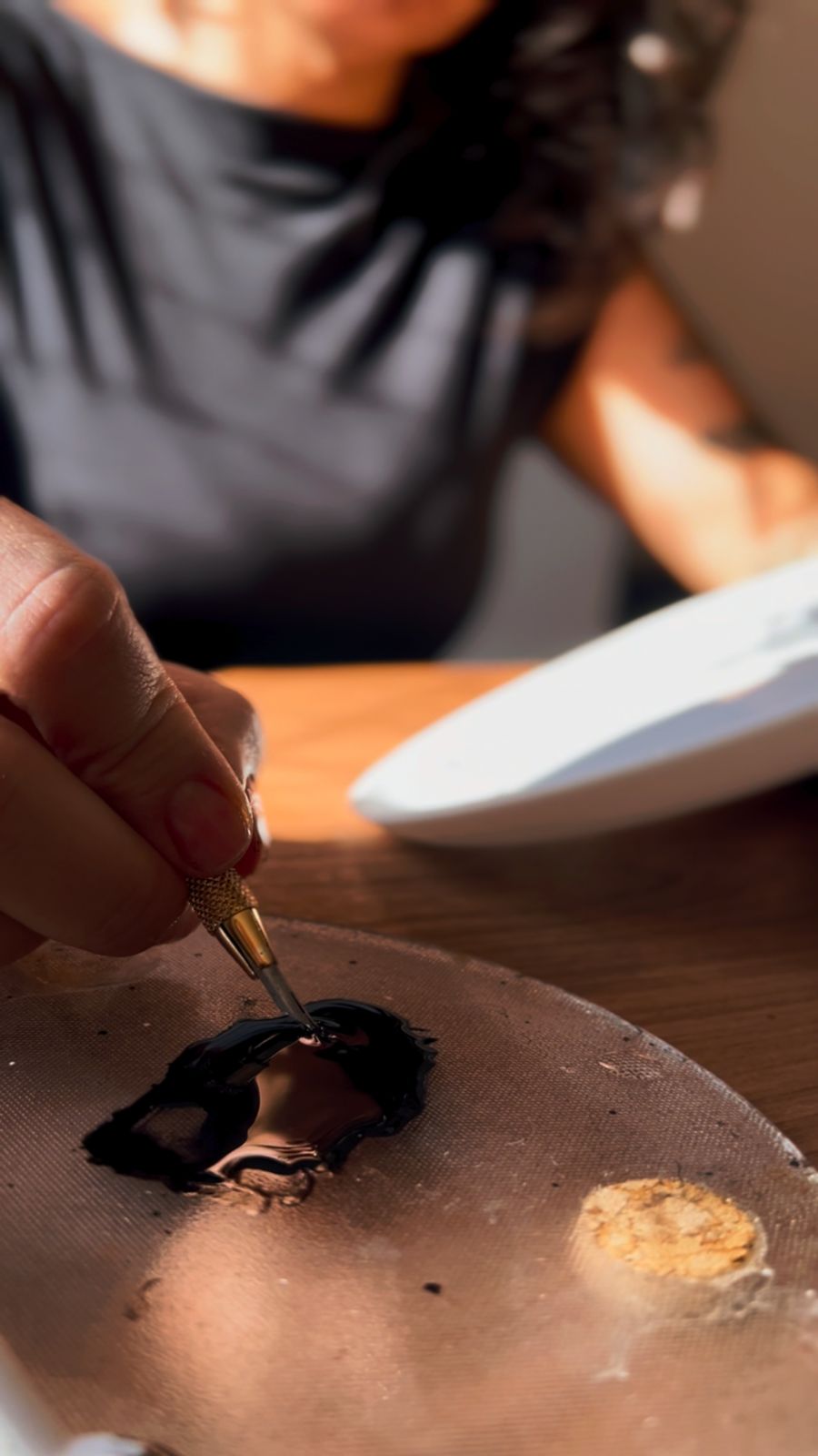 Caligrafia em processo com tinta preta e ouro