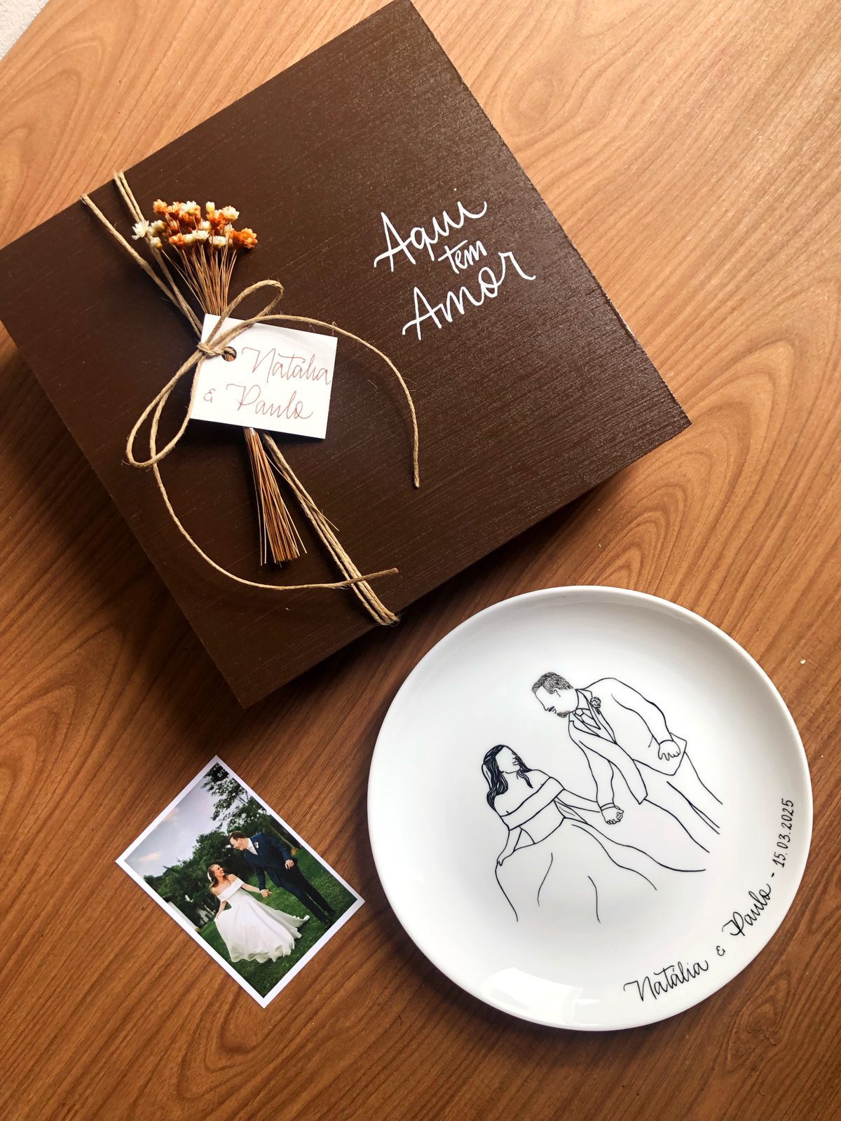 Prato com ilustração de família